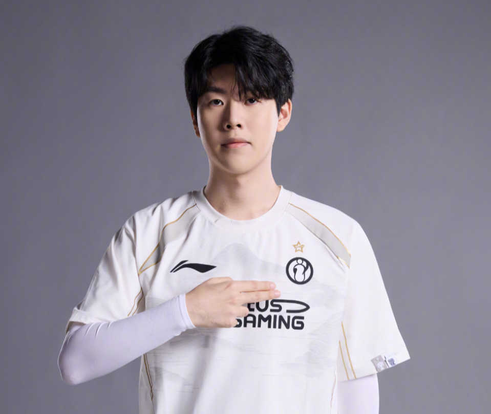 欧洲杯太太团C位争夺战：风风韵韵——胡梅尔斯妻子凯茜.